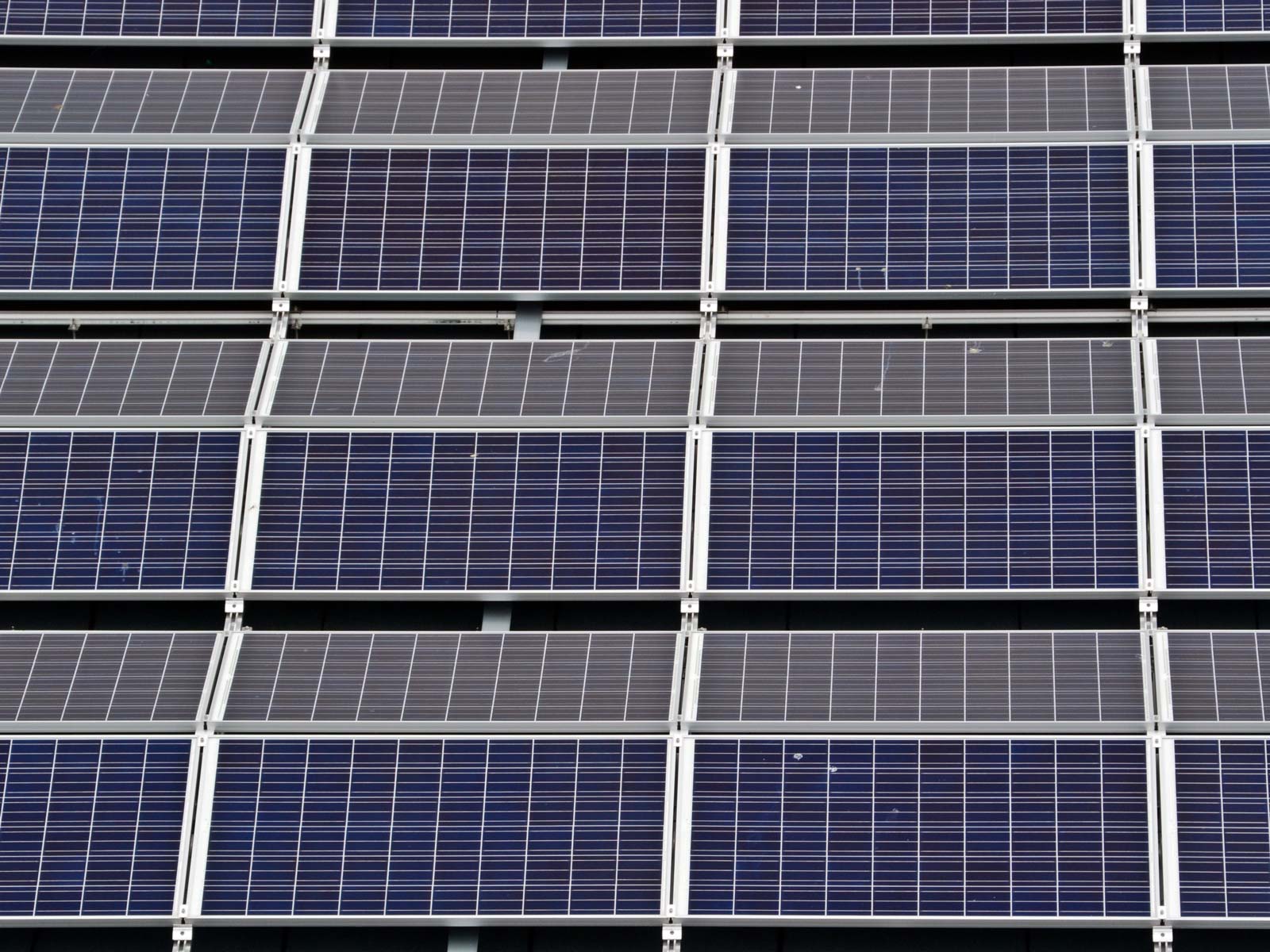 Solenergi för företag. Installation och solceller för fastigheter.